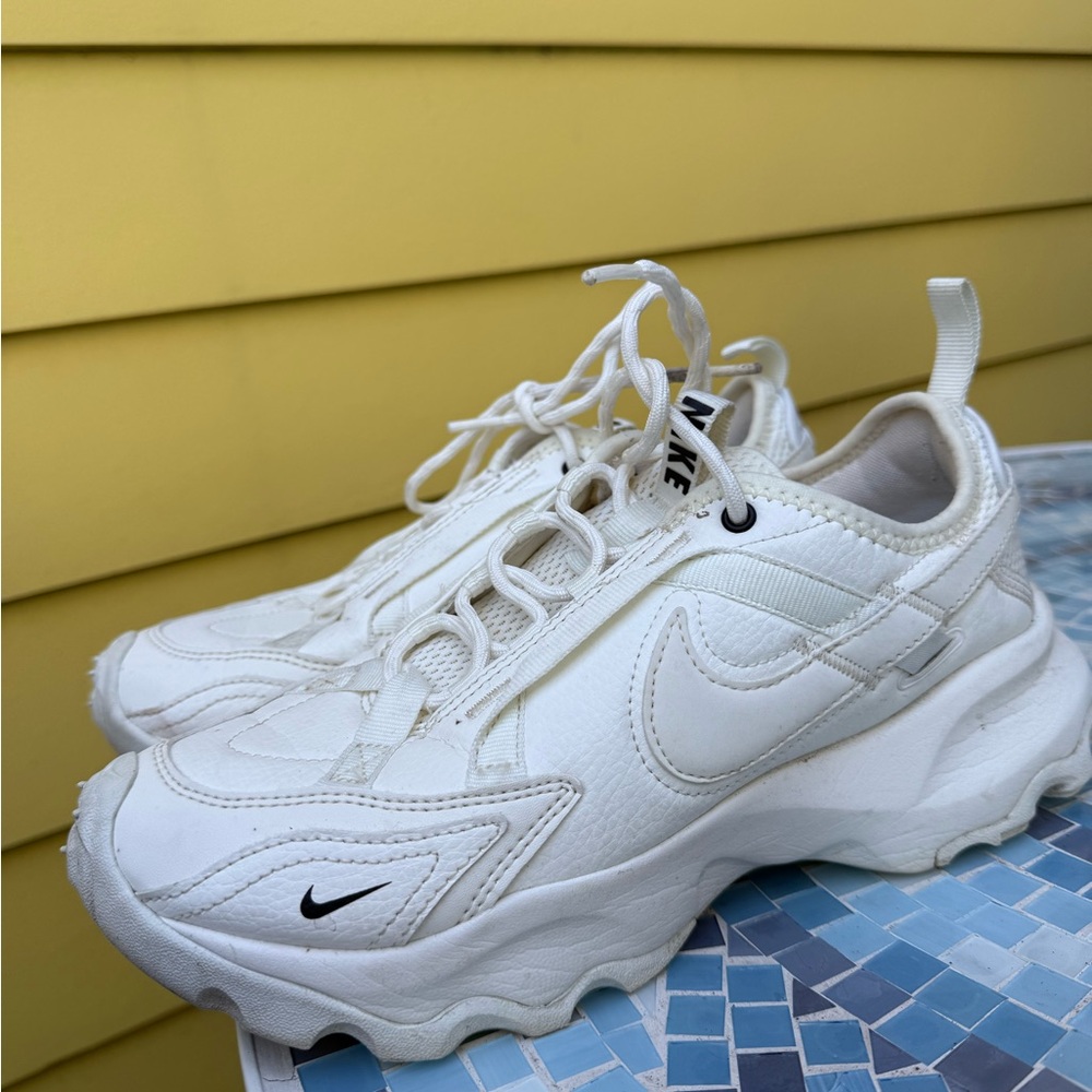 Nike Wmns TC 7900 'Sail' Sneaker